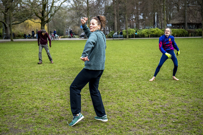 903820 Afbeelding van enkele deelnemers aan de silent disco op zondagochtend in het Wilhelminapark te Utrecht.